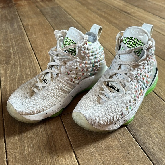 Nike LeBron 17 Air Command Force Shoes size 6Youth - Picture 2 of 8